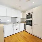 Modern 2-Bedroom Flat Near Emirates Stadium - Central London Stay